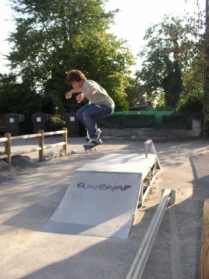 david sur le petit skate park de Epersy