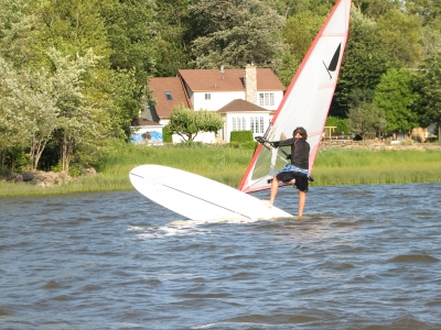 Sliding on the rail - freestyle windsurfing on a SUP
